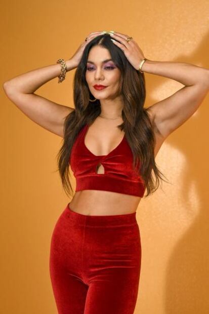 Vanessa Hudgens y el top deportivo rojo con el que conquistó cámaras