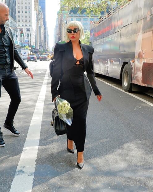 Lady Gaga impacta con vestido estilo 'bra out' en Nueva York