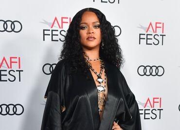 Rihanna se luce en lencería floreada y deslumbra al presentar colección de verano