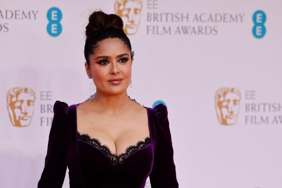Salma Hayek 'roba miradas' en los BAFTA con su vestido de terciopelo más sexy