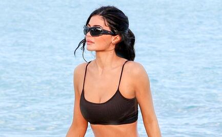 Kylie Jenner arrasa con figura irreal en bikini por playa del Caribe