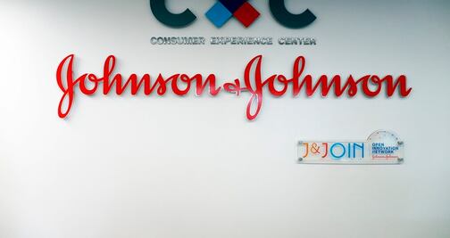 Imponen multa millonaria a Johnson & Johnson por adicción a opioides