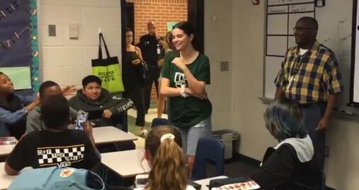Selena Gomez causa sensación al regresar a su vieja escuela en Texas