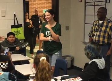 Selena Gomez causa sensación al regresar a su vieja escuela en Texas
