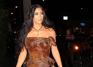Kim Kardashian luce sus curvas con minifalda de látex en LA