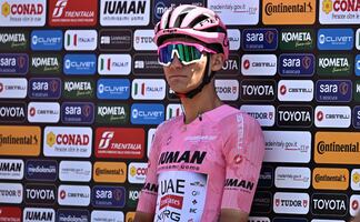 ¡Orgullo mexicano! Isaac Del Toro sigue de rosa en el Giro tras el primero de dos grandes duelos de montaña