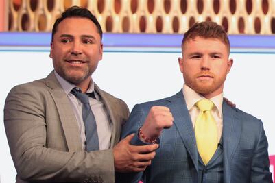 Óscar de la Hoya al ataque contra Canelo Álvarez; lo compara con Kim Kardashian y dice que “No tiene personalidad”