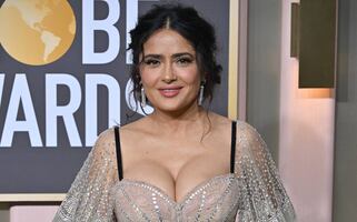 Salma Hayek se une a la tendencia de vestido de cuero y deslumbra en redes
