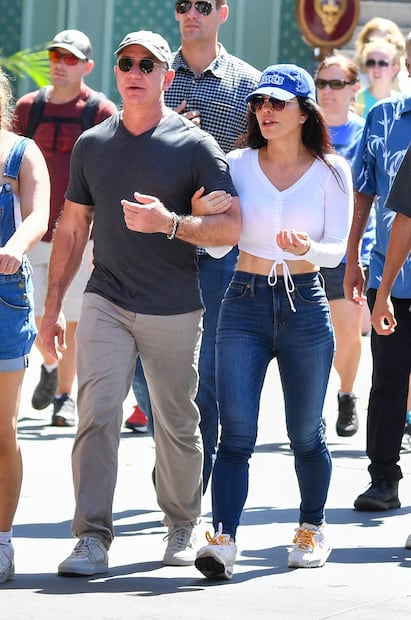 Novia de Jeff Bezos presume cintura diminuta durante visita a Disneyland