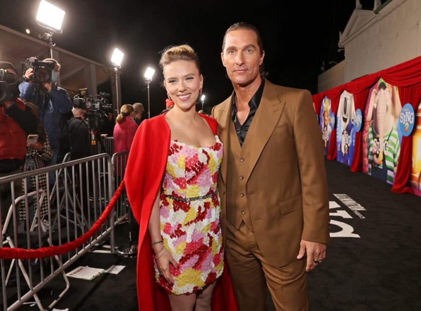 Scarlett Johansson se luce en minivestido en alfombra roja