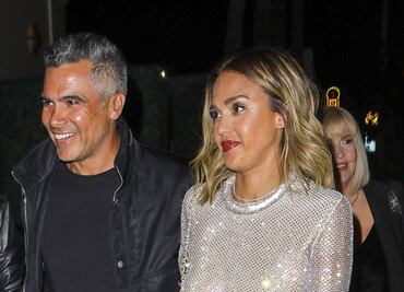 Jessica Alba deslumbra con minivestido plateado en California