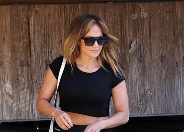 Jennifer Lopez luce ‘figura de impacto’ con top deportivo en gimnasio