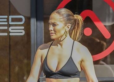 Jennifer Lopez presume "abs de impacto" en gimnasio de Miami