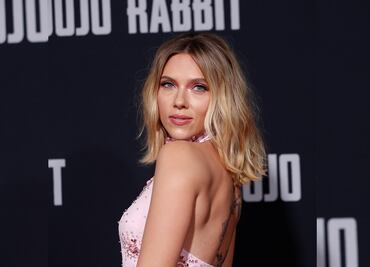 Scarlett Johansson presume cintura con crop top en Los Ángeles