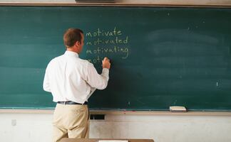 ¿Cómo afectará la nueva tarifa de 100,000  dólares de la visa H-1B a maestros y médicos en zonas rurales de EU?