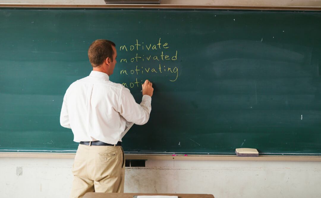 ¿Cómo afectará la nueva tarifa de 100,000  dólares de la visa H-1B a maestros y médicos en zonas rurales de EU? Foto Canva