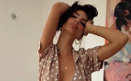 Emily Ratajkowski presume cintura diminuta con crop top