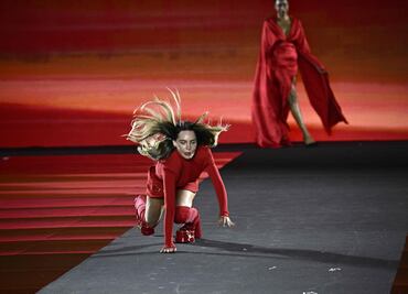 Belinda sufre aparatosa caída en desfile de L'Oréal en París y Anitta la rescata; “lució como una diosa”