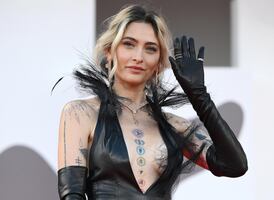 Paris Jackson roba miradas en París: vestido con abertura y joyería de lujo en desfile de Tom Ford