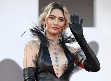 Paris Jackson roba miradas en París: vestido con abertura y joyería de lujo en desfile de Tom Ford