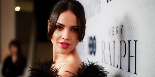 Eiza González conquista Beverly Hills con vestido negro entallado 