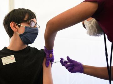 Arrestan a mujer en Nueva York por vacunar a adolescente sin permiso