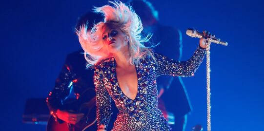 Video. Lady Gaga cae del escenario durante baile con fan