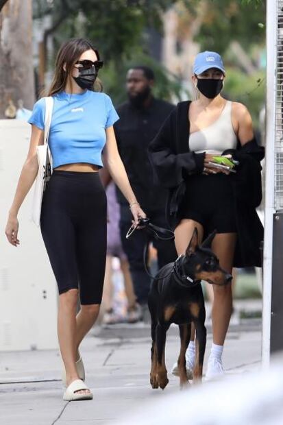Kendall Jenner pasea por California en atuendo braless