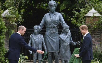 Harry y William develan estatua de su madre, la princesa Diana