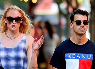 Sophie Turner luce piernas tonificadas con minivestido en Nueva York