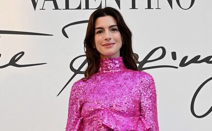 Anne Hathaway roba corazones en Roma con minivestido de Barbie