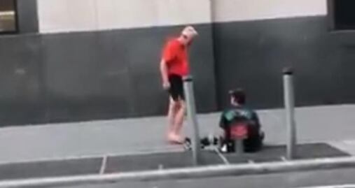 Corredor regala sus tenis a hombre sin hogar en NY y se vuelve viral  