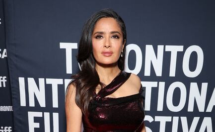 Salma Hayek presume curvas de infarto y belleza radiante a los 58 años en vestido de lujo