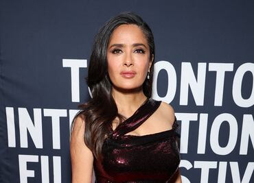 Salma Hayek presume curvas de infarto y belleza radiante a los 58 años en vestido de lujo