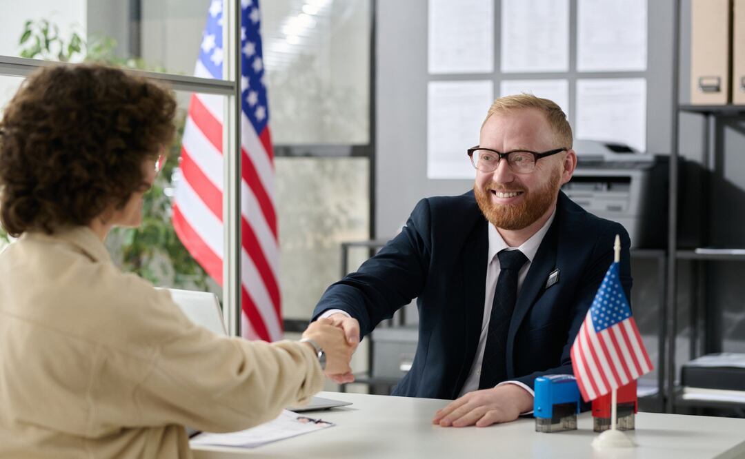 Trabaja como asistente de pasaportes en el Consulado de Estados Unidos; pagan $341,278 anuales. iStock/mediaphotos