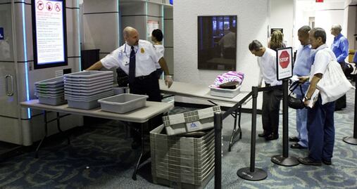 Por estas razones podrían revisar tu celular al viajar a EU 