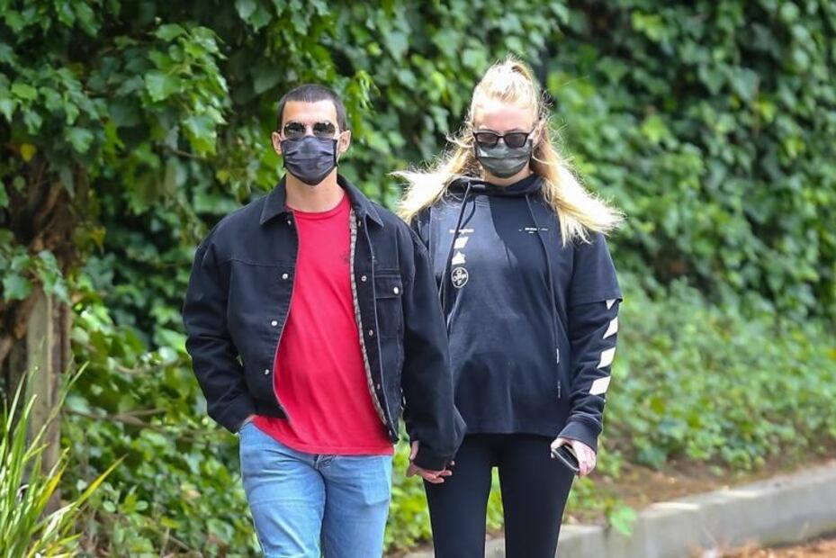 ¡Baby bump a la vista! Sophie Turner luce su embarazo en California