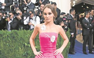 Hija de Johnny Depp arrasa con 'braless' y abdomen plano en LA