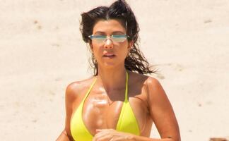 Kourtney Kardashian se luce en traje de baño junto a Travis Barker
