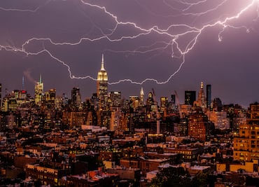 Impactante rayo cae sobre el Empire State Building en Nueva York durante tormenta eléctrica. VIDEO