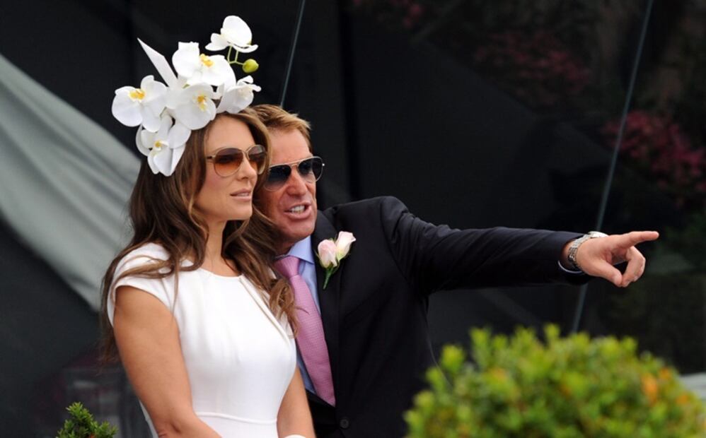 Elizabeth Hurley presume figura en traje de baño a los 55 años