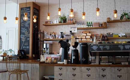 Arrestan a mujer por negarse a usar cubrebocas en cafetería