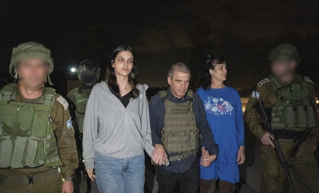 Judith Raanan (derecha) y su hija de 17 años de edad, Natalie, son escoltadas por soldados israelíes . (Gobierno de Israel vía AP Foto)