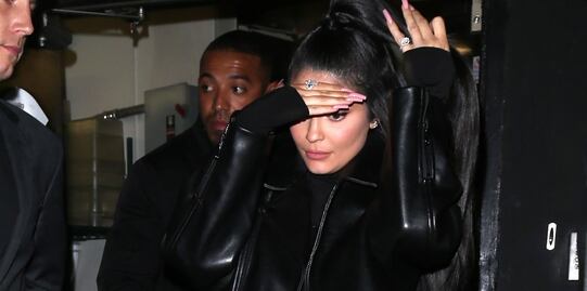Kylie Jenner presume sus curvas con ajustado conjunto negro