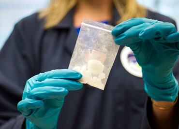 Alertan por aumento de consumo de fentanilo "arcoíris" entre jóvenes