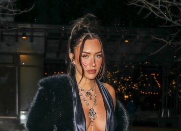 Amiga de Kylie Jenner recibe el 2023 con vestido de escote infinito y braless