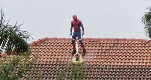 Video. ‘Spiderman’ combate a la suciedad con intrépida maniobra en Florida
