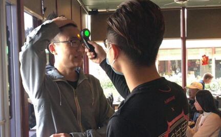 Restaurante chino analiza a comensales para evitar coronavirus en California