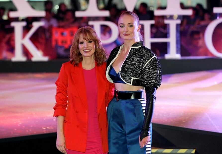 Sophie Turner deslumbra con glamour y estilo en México