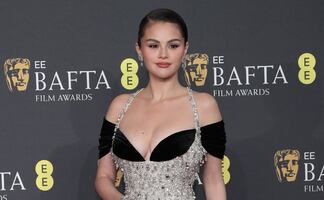 Selena Gomez se “roba” las miradas con vestido plateado de impacto en los BAFTA 2025